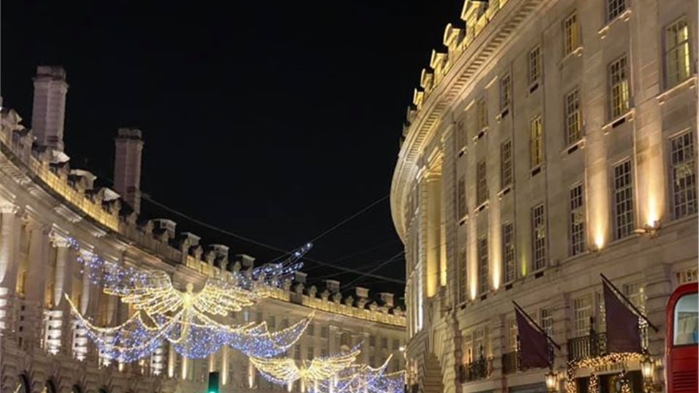 Η Regent Street, μία από τις εμπορικότερες και πιο δημοφιλείς...