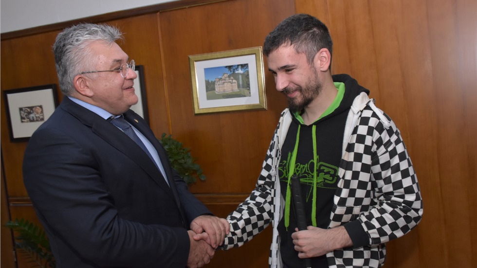 Συνάντηση του Πρύτανη του ΑΠΘ με τον Αργύρη Κουμτζή, τον φοιτητή...