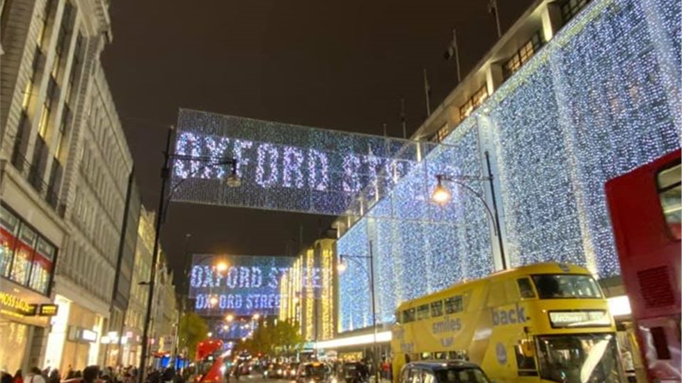 Η Oxford Street στο Λονδίνο φωταγωγημένη Χριστουγεννιάτικα! ...
