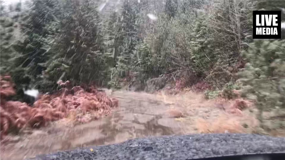 Χιονίζει τώρα στο  Ανατολικό Ζαγόρι! Τα ποτάμια ξεχείλισαν από...