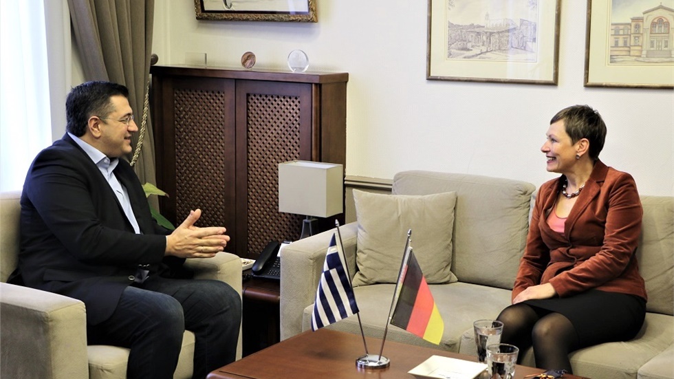 Συνάντηση του Απ. Τζιτζικώστα με τη Γενική Πρόξενο της Γερμανίας...