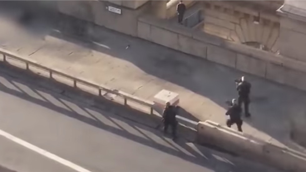 Συγκλονιστικές στιγμές στη Γέφυρα του Λονδίνου - Περαστικοί ακινητοποιούν...
