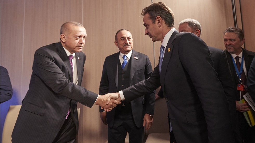 Σε εξέλιξη η συνάντηση Μητσοτάκη - Ερντογάν