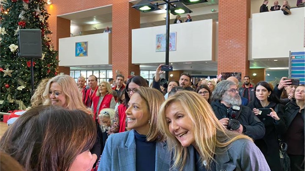 Η σύζυγος του Πρωθυπουργού επισκέφτηκε παιδιά στο Νοσοκομείο...