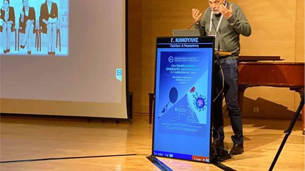 Ο Γιώργος Κιμούλης αυτήν την ώρα στο βήμα του 11ου Πανελλήνιου...