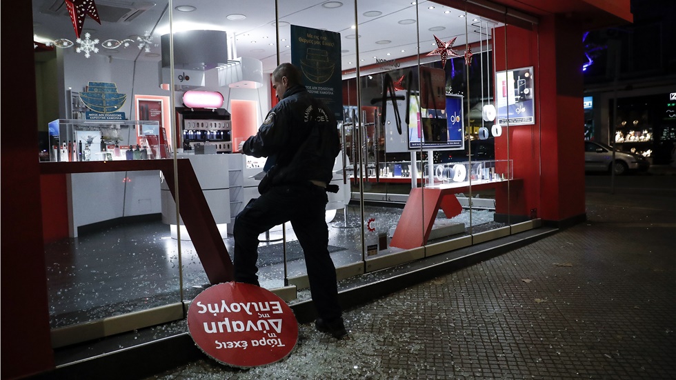 Ομάδα κουκουλοφόρων προκάλεσε ζημιές σε εμπορικά καταστήματα...