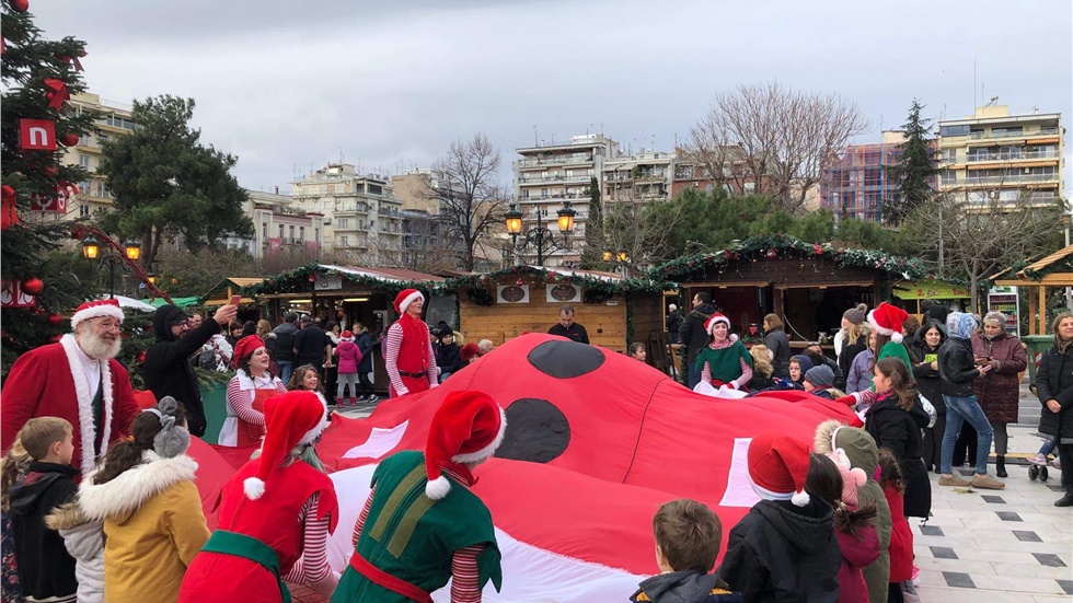Στο κέντρο της Θεσσαλονίκης, παραμονή Χριστουγέννων