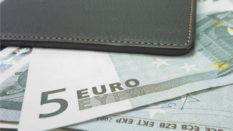 Γερμανία: Βρήκε και επέστρεψε σακίδιο με 16.000 ευρώ και χριστουγεννιάτικα...