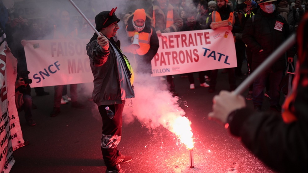 Συγκρούσεις αστυνομίας και διαδηλωτών στο κέντρο του Παρισιού