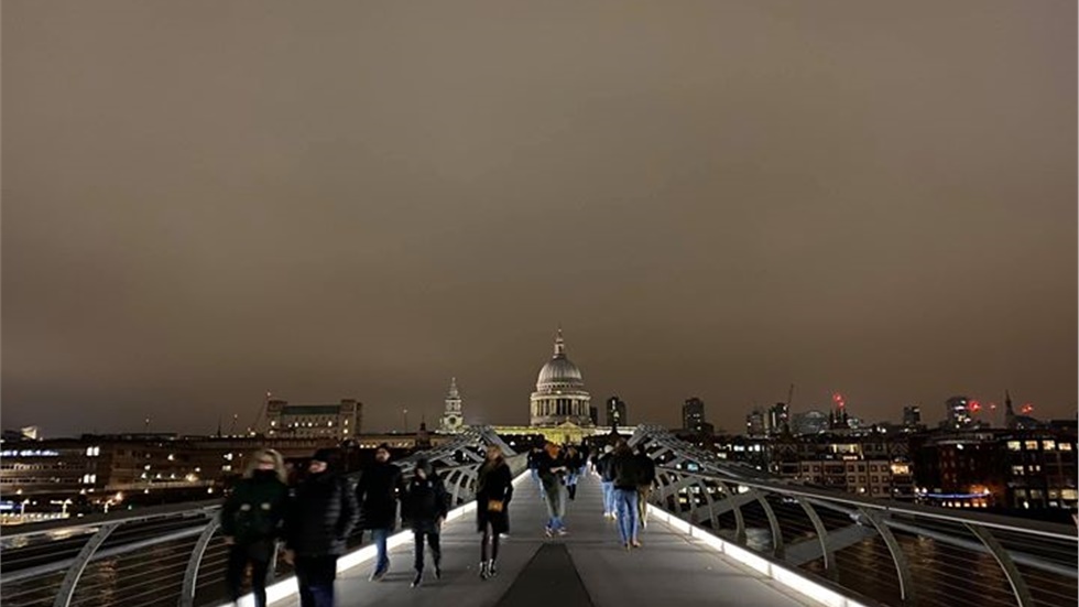 Millennium Bridge - Περπατώντας στην διάσημη πεζογέφυρα του Λονδίνου...