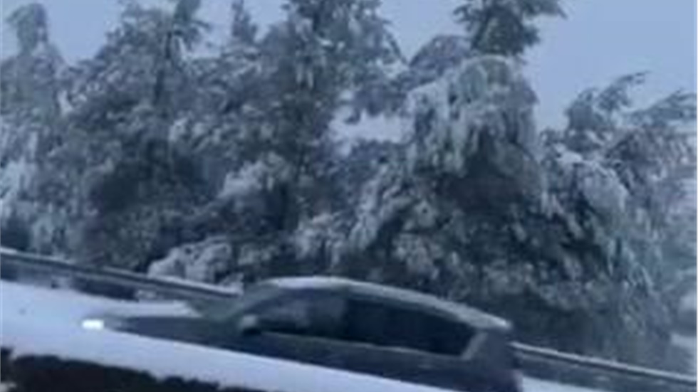 Video με χιόνι από τη Μαλακάσα με μπλοκαρισμένα τα αυτοκίνητα....