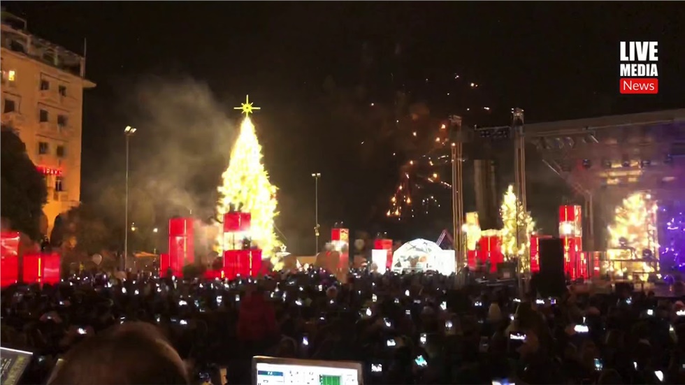 Εκπληκτικό show από χιλιάδες Πυροτεχνήματα στον ουρανό της Θεσσαλονίκης...