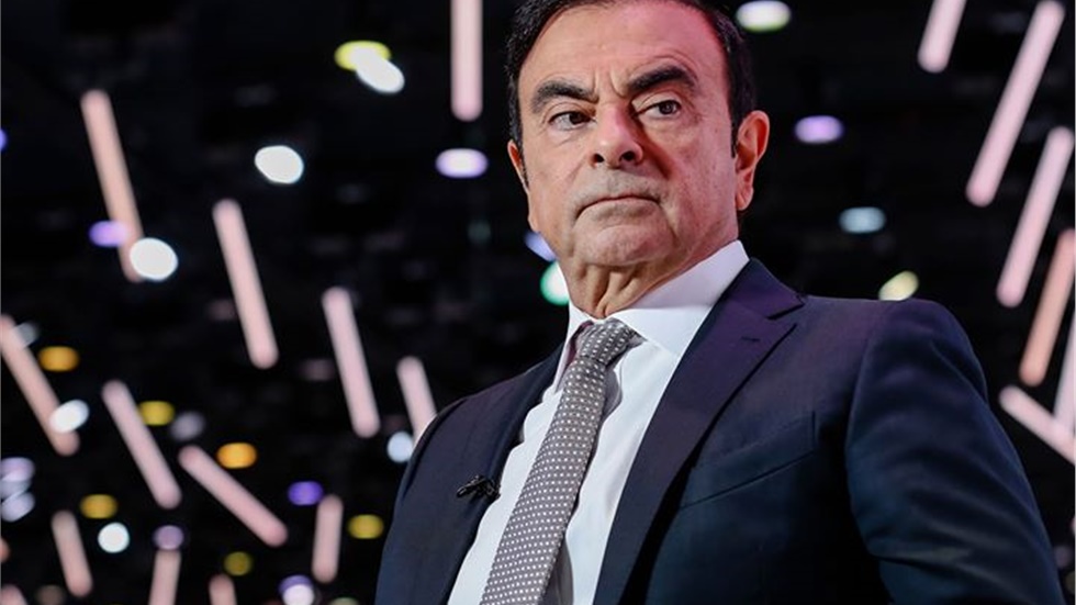 Η Ιντερπόλ αναζητεί τον Carlos Ghosn.   Σύμφωνα με επείγον σήμα...