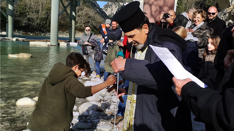 Με λαμπρότητα γιορτάστηκαν τα Θεοφάνεια στα Ιωάννινα - Τελετή...