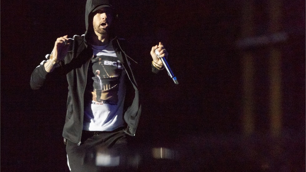 Αντιδράσεις για τους στίχους του Eminem με αναφορές στην πολύνεκρη...