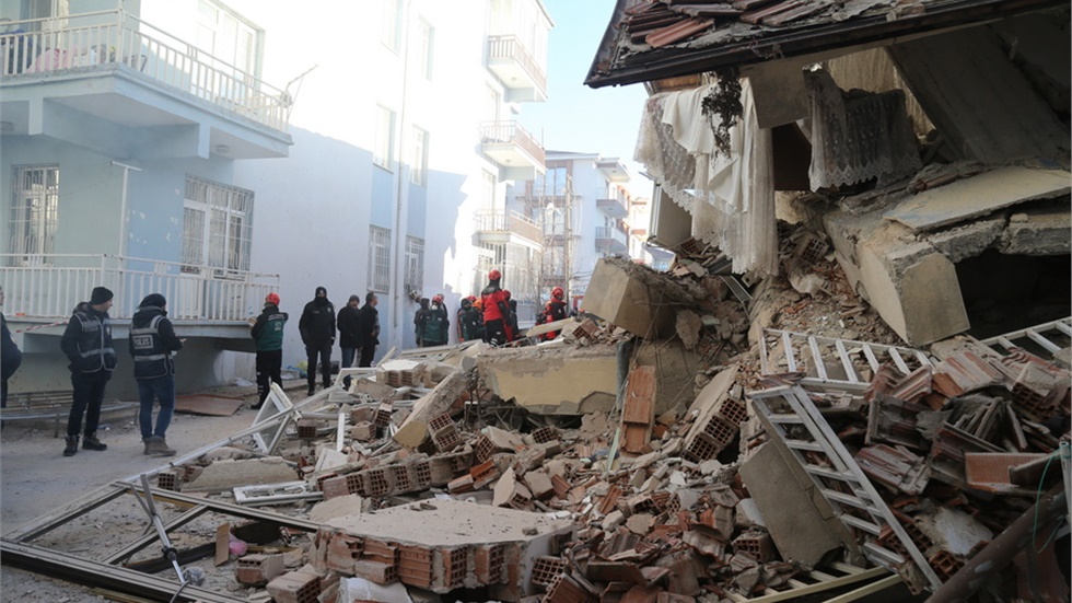 Τουλάχιστον 21 νεκροί και 1.030 τραυματίες από τον ισχυρό σεισμό...