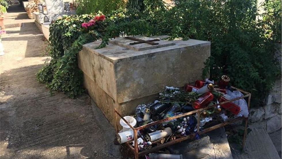 Αυτός ειναι ο Τάφος του Καρολου Κουν ... Αυτά που τον περι-βάλλουν...