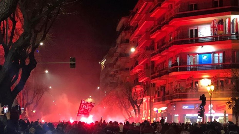 Συνεχίζεται στην οδό Τσιμισκή η πορεία των οπαδών του ΠΑΟΚ φωνάζοντας...