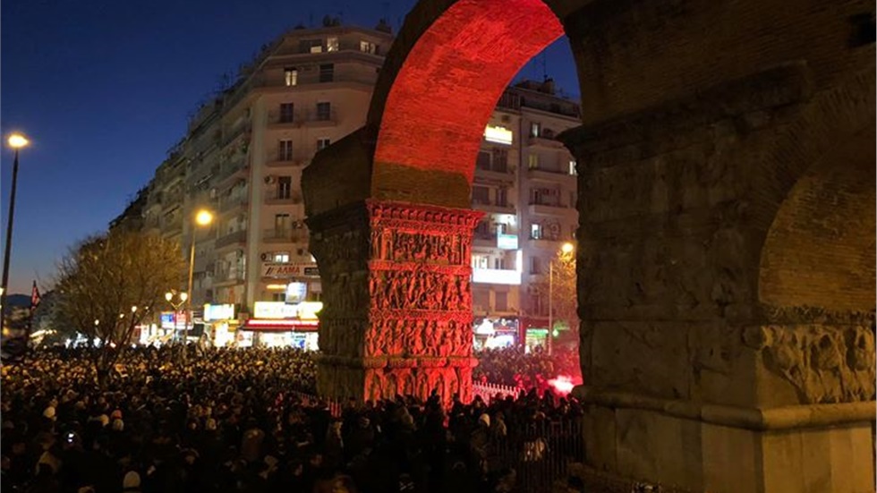 Η συγκέντρωση των οπαδών του ΠΑΟΚ στην Καμάρα Θεσσαλονίκης. ...
