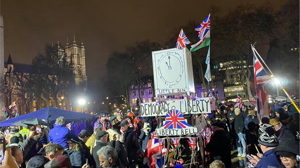 Λίγες ώρες πριν το Brexit έξω από το βρετανικό κοινοβούλιο. ...