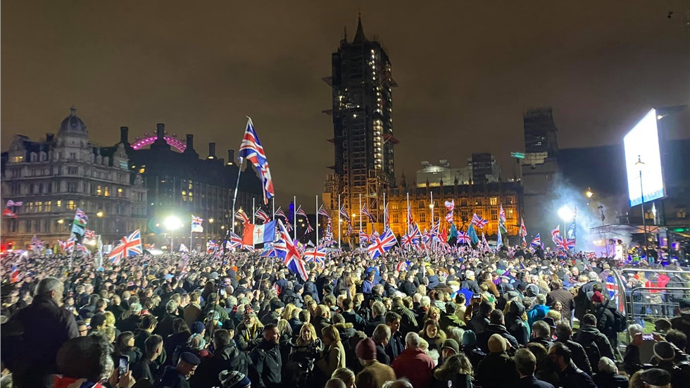 Brexit: Ξέφρενοι πανηγυρισμοί από χιλιάδες πολίτες στο κέντρο...
