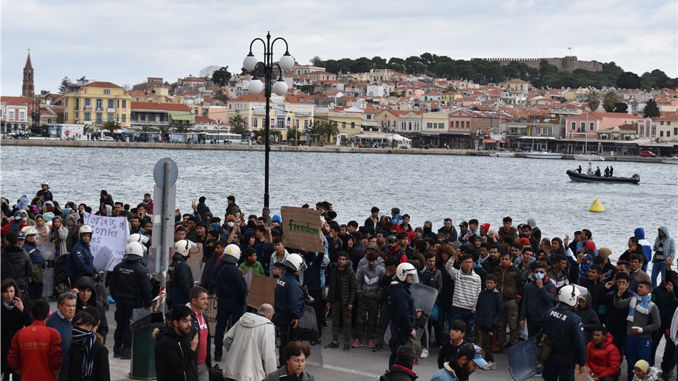 Διαδήλωση αιτούντων άσυλο στο λιμάνι της Μυτιλήνης
