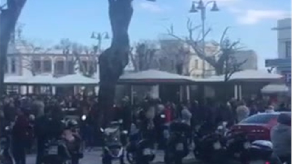Χίος τώρα - Πλήθος κόσμου στη συγκέντρωση στο νησί 