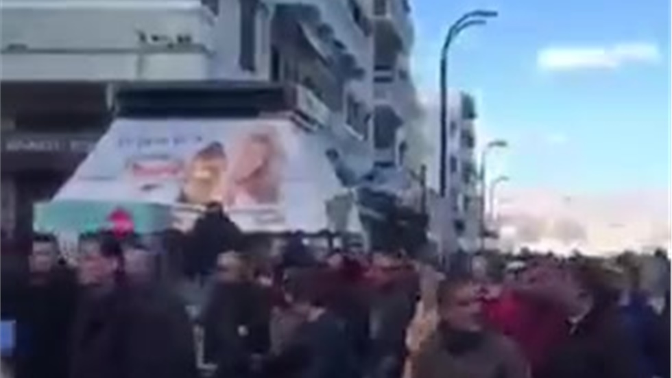 Χίος τώρα - Μεγάλη η συμμετοχή στην πορεία που πραγματοποιούν...