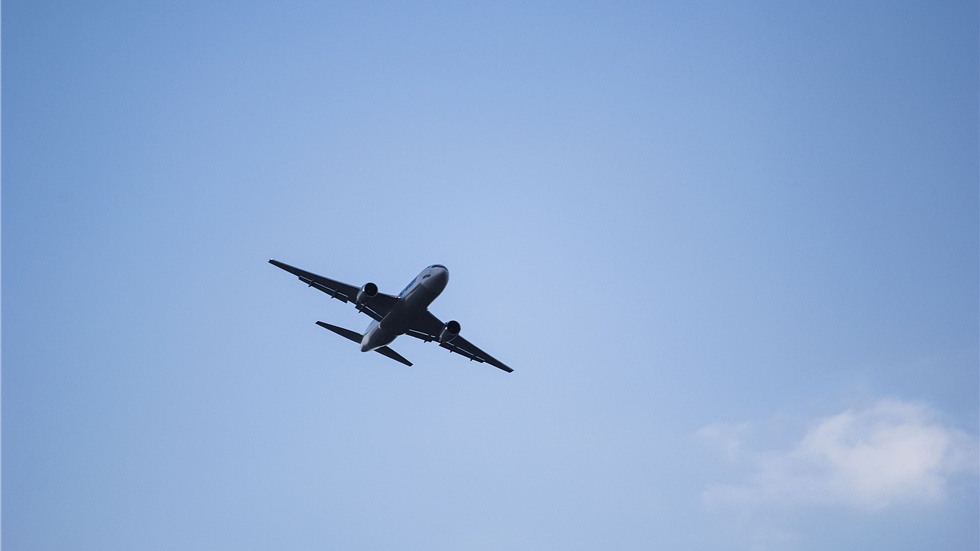 Boeing 777 με 200 επιβαίνοντες επιστρέφει στη Μόσχα λόγω ρωγμής...