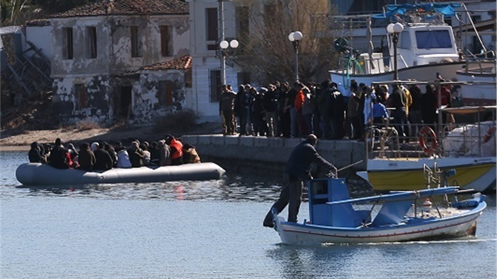 Σε περίφρακτο χώρο στο λιμάνι της Μυτιλήνης μεταφέρονται οι μετανάστες...