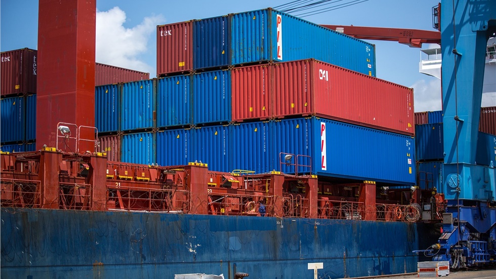 Μείωση 9,8% σημείωσε το έλλειμμα του εμπορικού ισοζυγίου της...