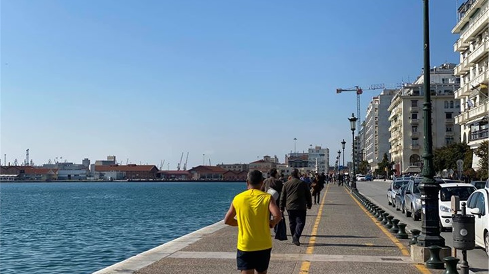 Η παραλιακή οδός της Θεσσαλονίκης, όπως βλέπετε, εξακολουθεί...