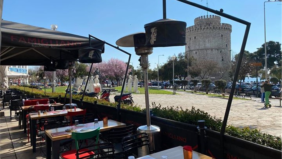Περιοχή Λευκού Πύργου, τώρα. Τα άδεια καθίσματα, στα πολυσύχναστα...