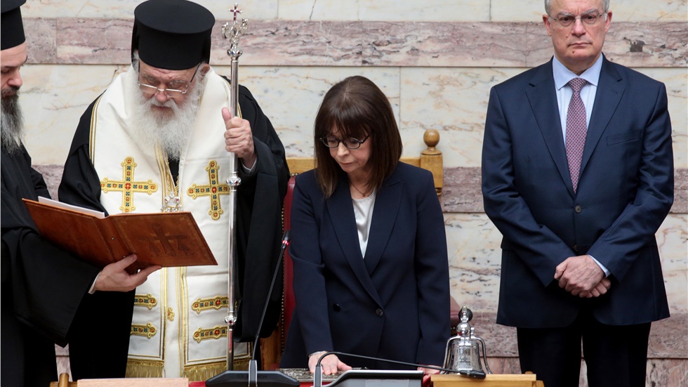 Ορκίστηκε ενώπιον της Βουλής η πρώτη γυναίκα Πρόεδρος της Ελληνικής...