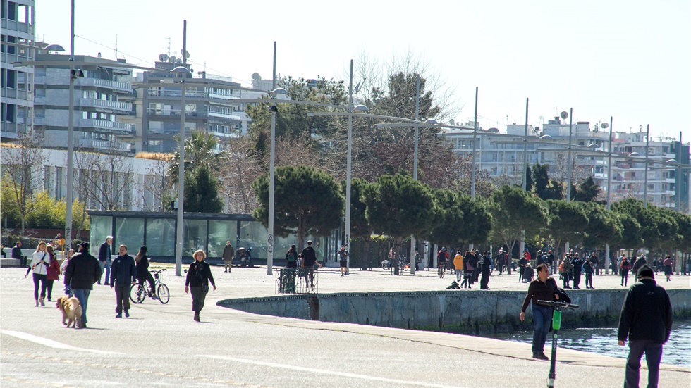 Θεσσαλονίκη: Γεμάτη κόσμο η παραλία παρά τις συστάσεις για περιορισμό...