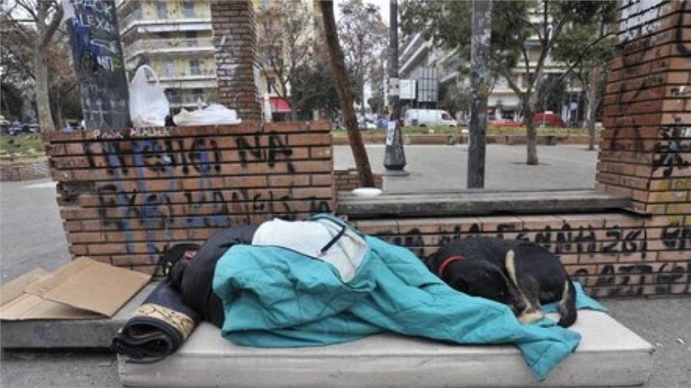 Κυμπουρόπουλος προς ΕΕ:  Οι άστεγοι δεν μπορούν να ακολουθήσουν...