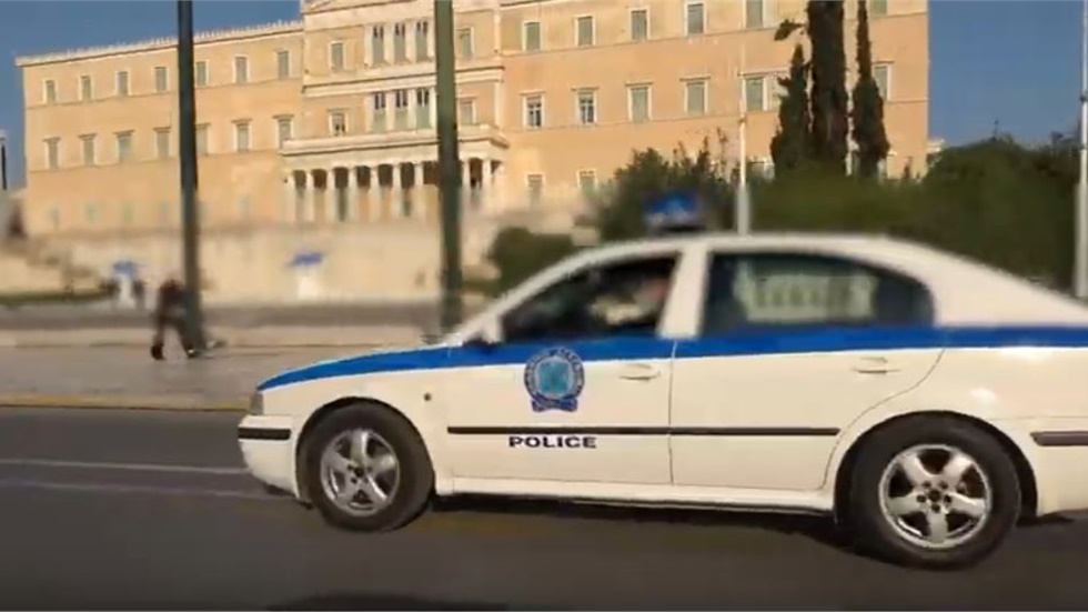 Η Ελληνική Αστυνομία καλεί τους πολίτες να μην συνωστίζονται.