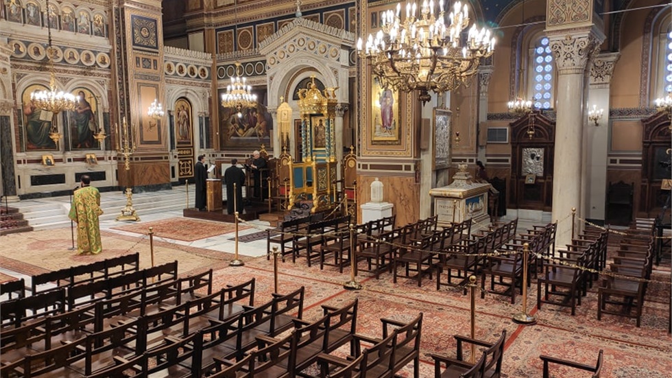 Με σταυρολούλουδα και χωρίς πιστούς η  Μητρόπολη Αθηνών 