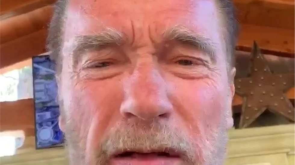 Ο Arnold Schwarzenegger ευχαριστεί όλους αυτούς που υπηρετούν...