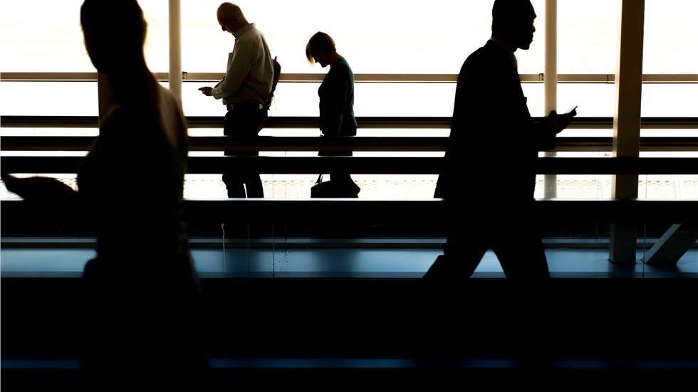 Covid-19: Γιατί τόσοι πολλοί άνθρωποι προσπαθούν να αψηφήσουν...