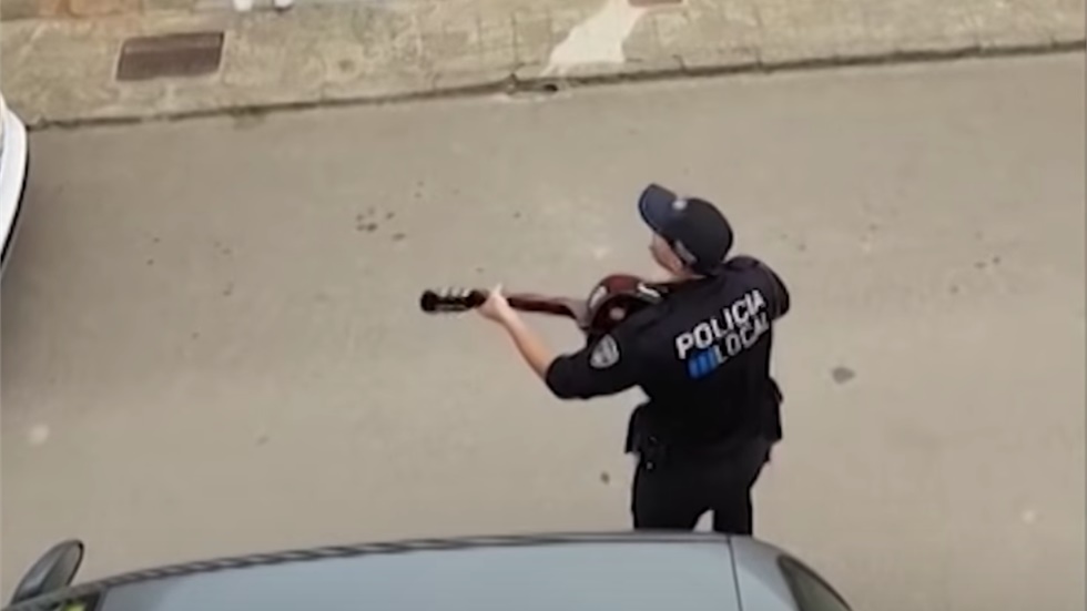 Βίντεο: Αστυνομικοί στη Μαγιόρκα τραγουδούν στους κατοίκους που...