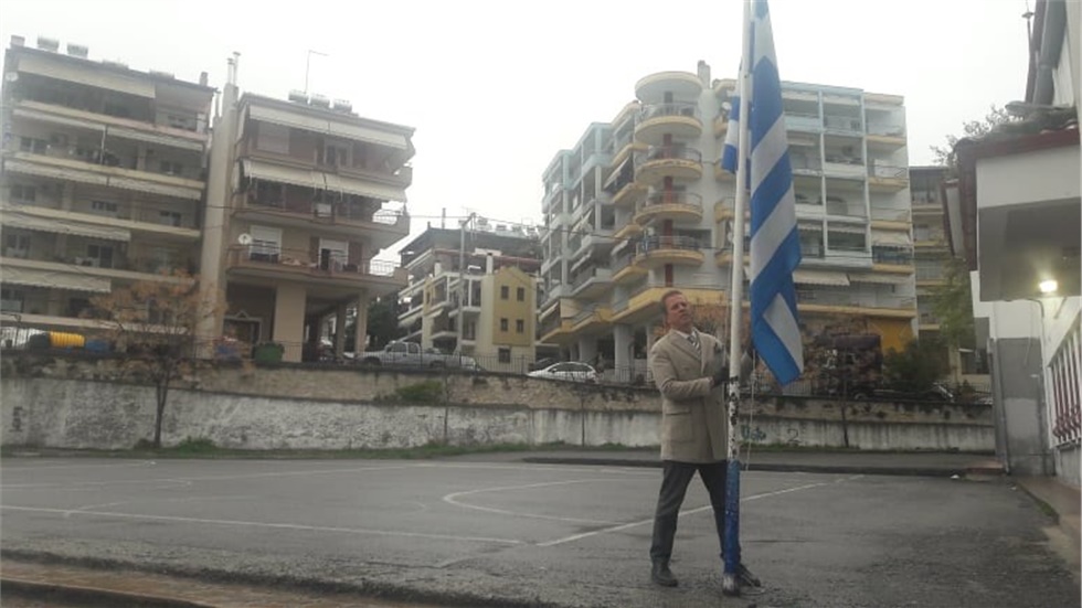 Διευθυντής δημοτικού σχολείου στα Γιαννιτσά τίμησε μόνος του...