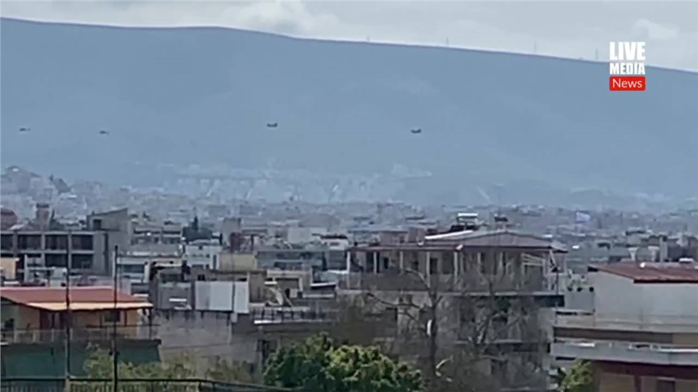 Πτήσεις μαχητικών πάνω απ´ την  άδεια Αθήνα   Απέριττη και λιτή...