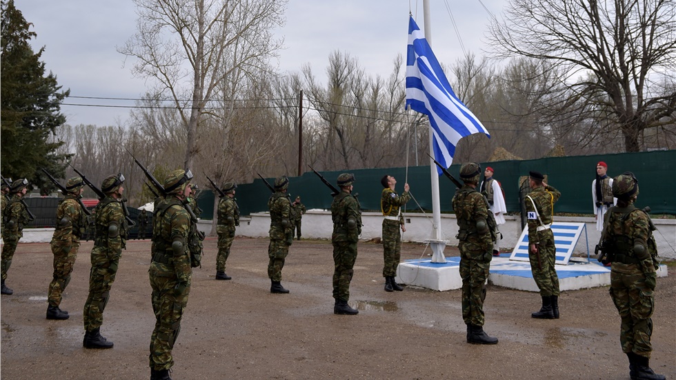 Με τη διέλευση ζεύγους μαχητικών F-16, η έπαρση της σημαίας στις...