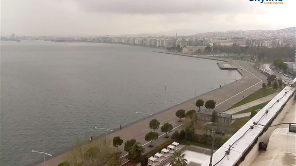 Άδεια η Νέα Παραλία - Ελάχιστος κόσμος βρέθηκε από τις 8 το πρωί...