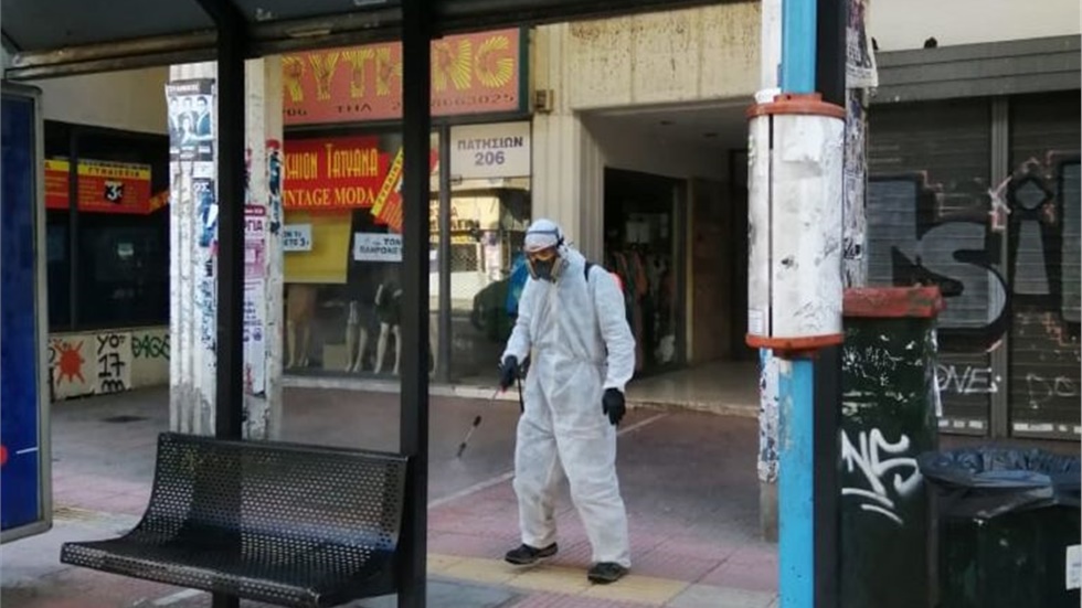 Καθημερινή απολύμανση σε 750 στάσεις λεωφορείων και τρόλεϊ από...