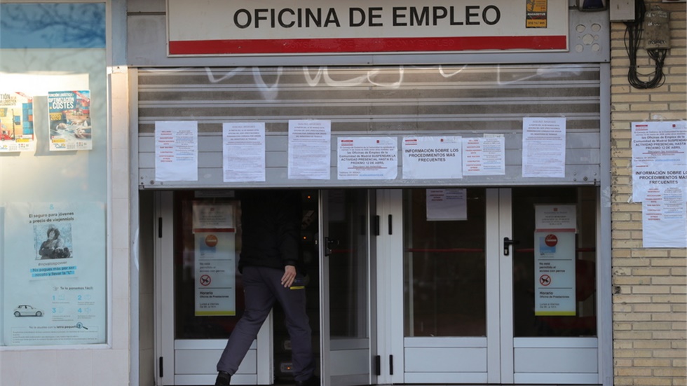 Ισπανία: Σχεδόν 900.000 εργαζόμενοι έχασαν τη δουλειά τους από...