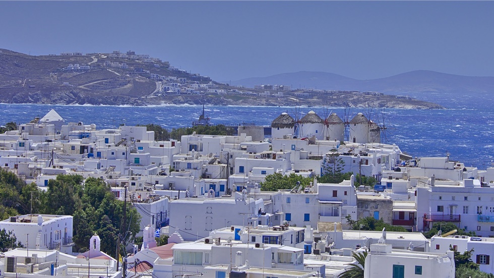 Έκτακτα αυστηρότερα περιοριστικά μέτρα σε Μύκονο και Σαντορίνη