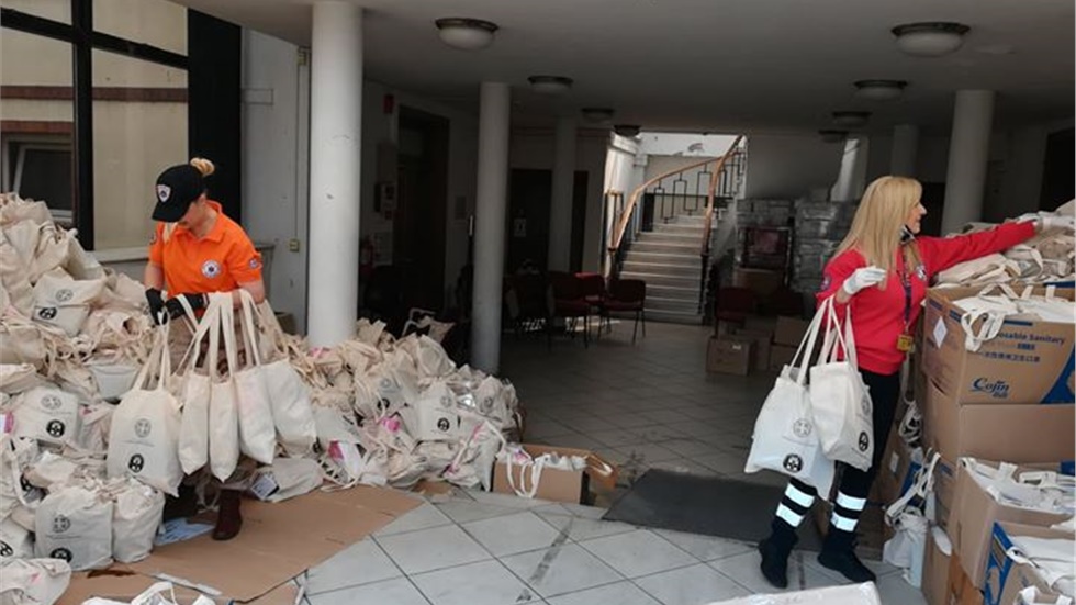 Οι εθελοντές της ΕΠΟΜΕΑ συμμετείχαν στην διανομή 3000 σακιδίων...