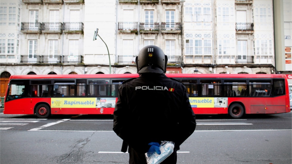 Χαλαρώνει τα περιοριστικά μέτρα η Ισπανία